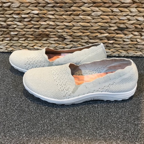 Skechers Cream and Gray Flats Sporty Slip-On Loafers - Size 9 - Picture 7 of 13